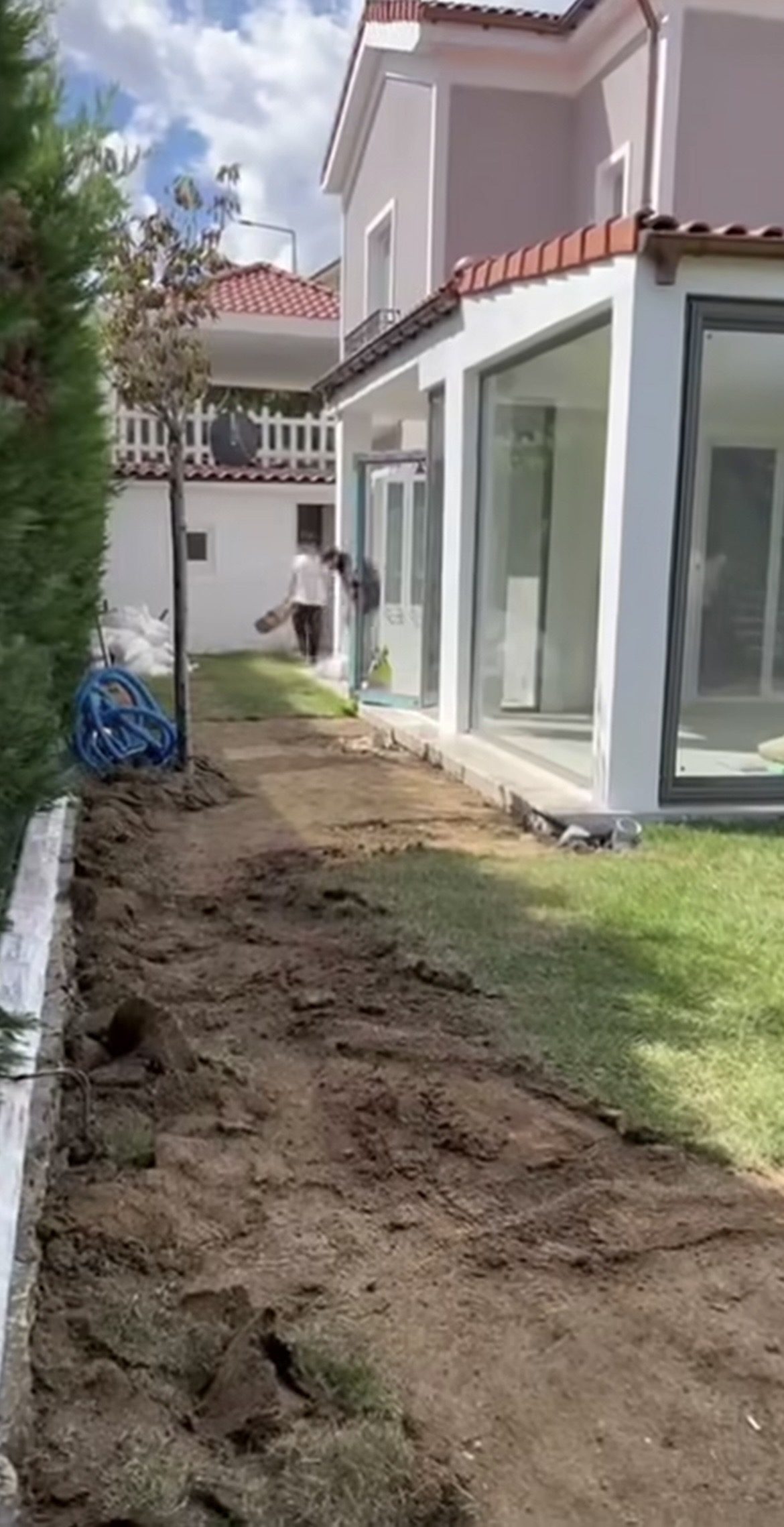 Arnavutköy Gölpark Villaları Havuz Çevresi Rulo Çim ve Peyzaj