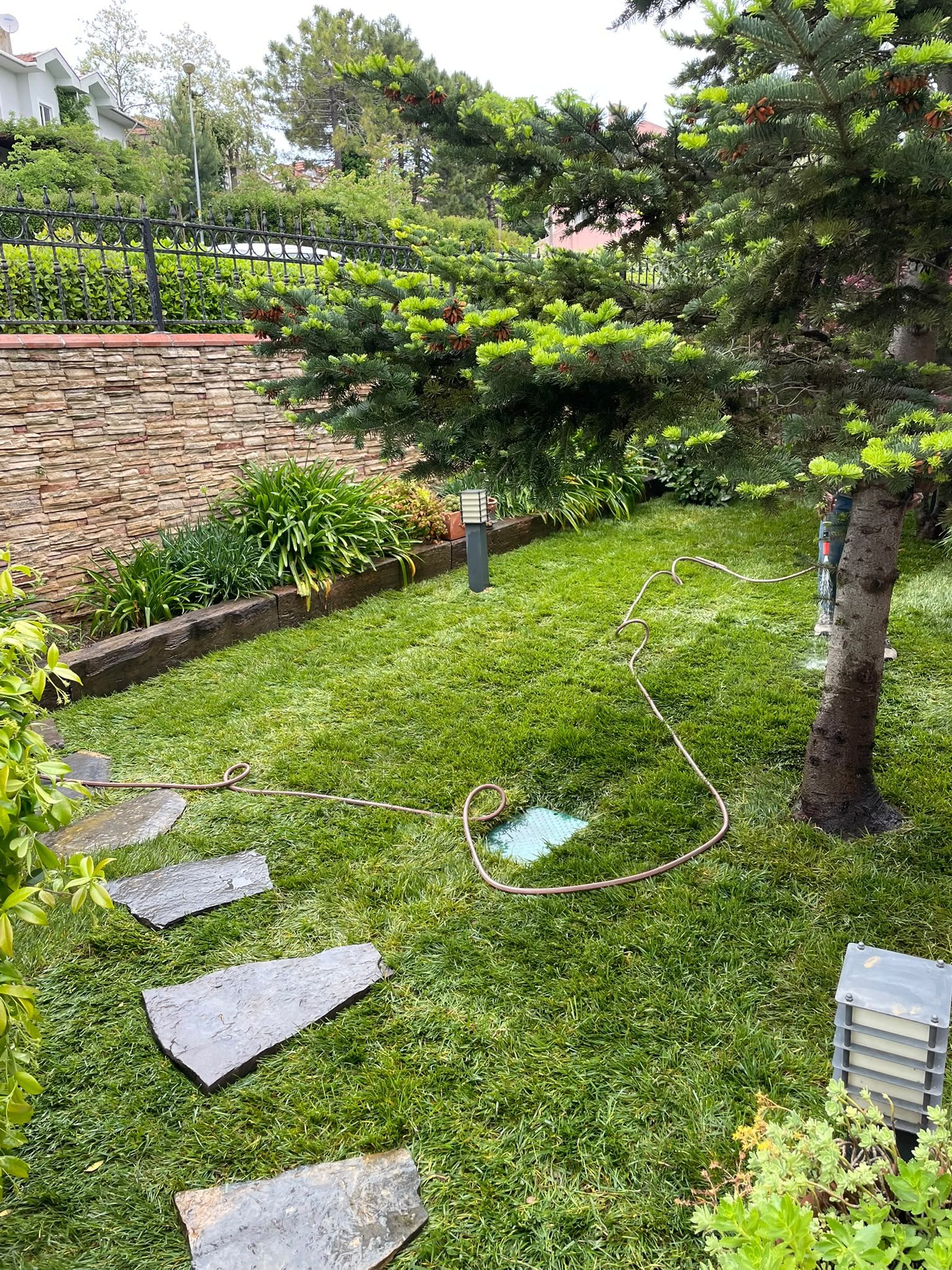Uskumruköy Villa Bahçesi Rulo Çim ve Adım Taşı Uygulaması