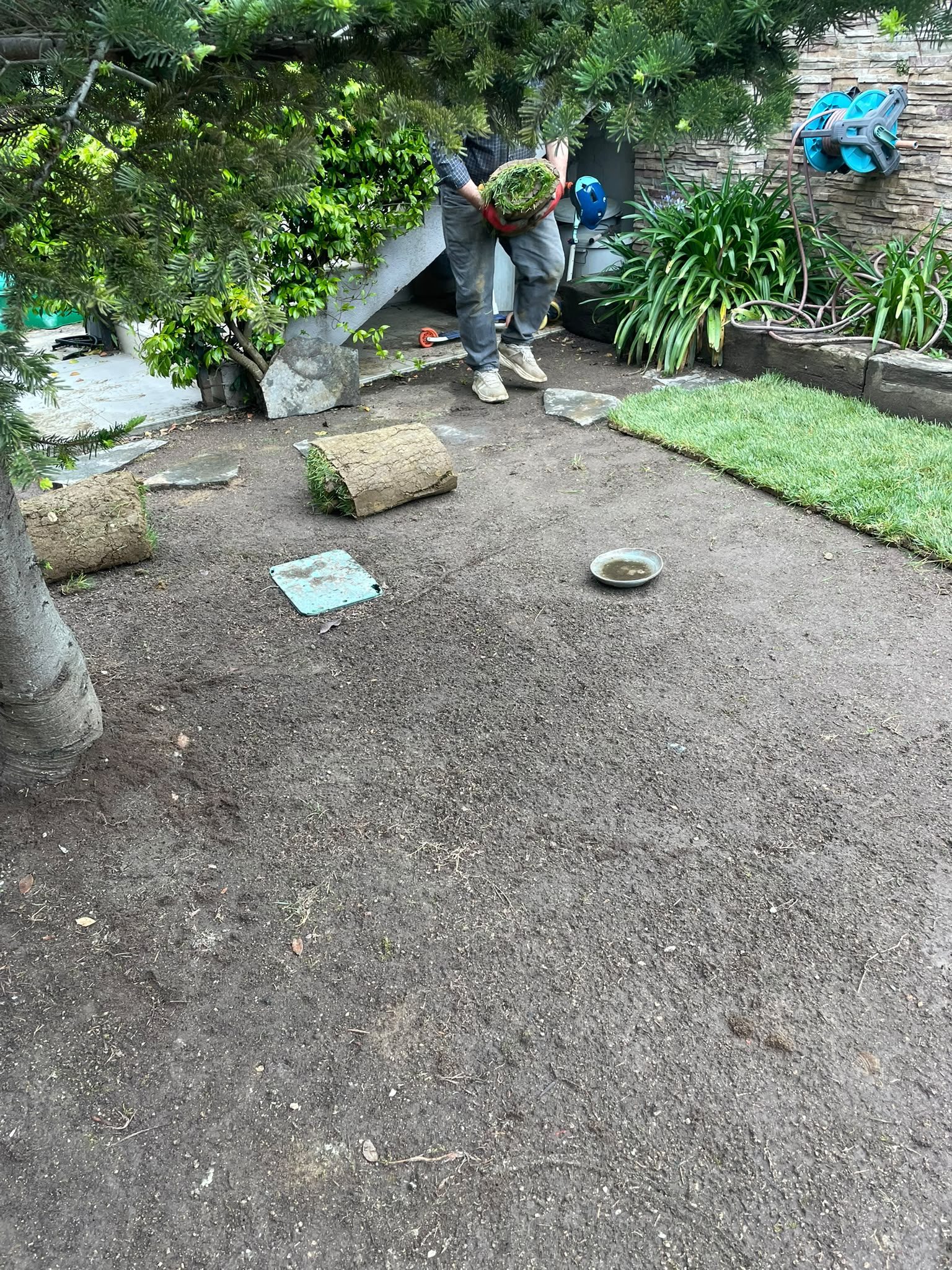 Uskumruköy Villa Bahçesi Rulo Çim ve Adım Taşı Uygulaması