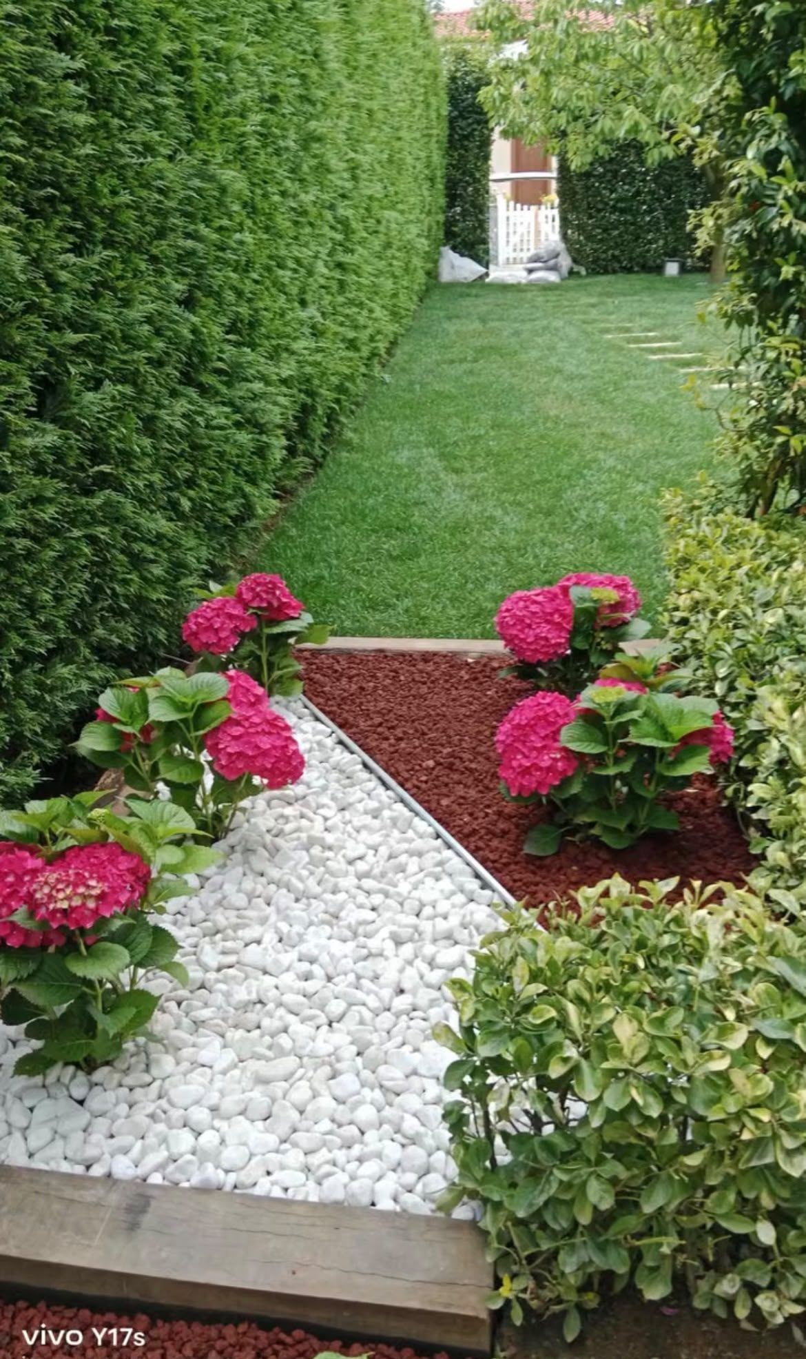 Arnavutköy Gölpark Villa Bahçesi Dekoratif Peyzaj ve Çiçek Tarhı Uygulaması